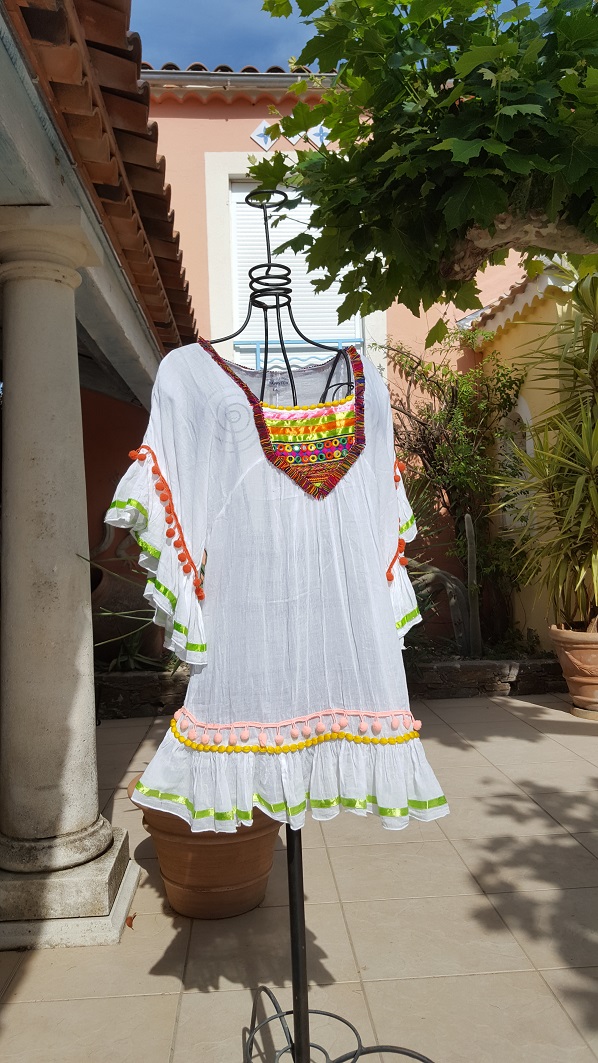 Tenue de plage blanche avec motif de couleur – Studio st clair