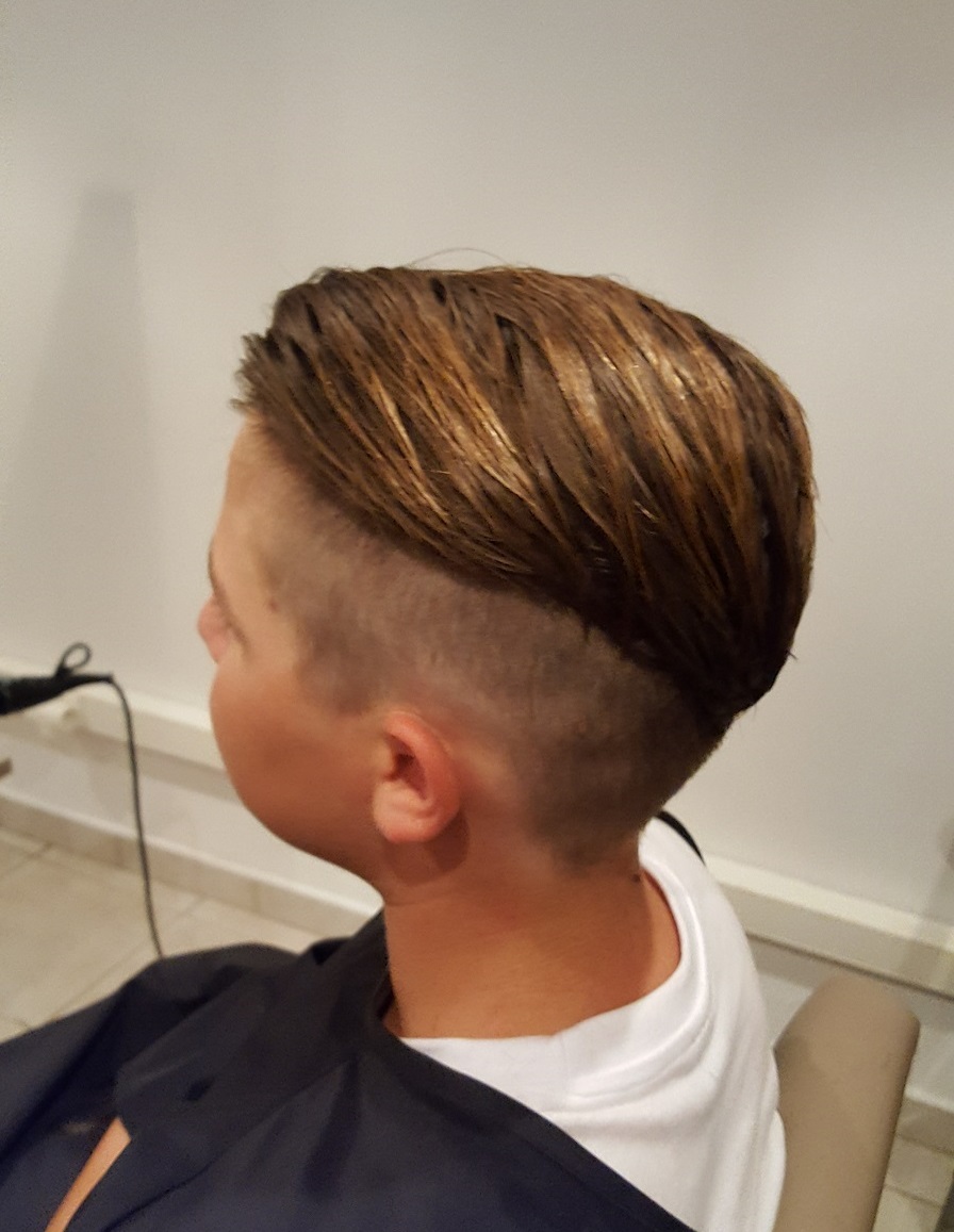 Coiffure jeune joueur rugby – Vue profil